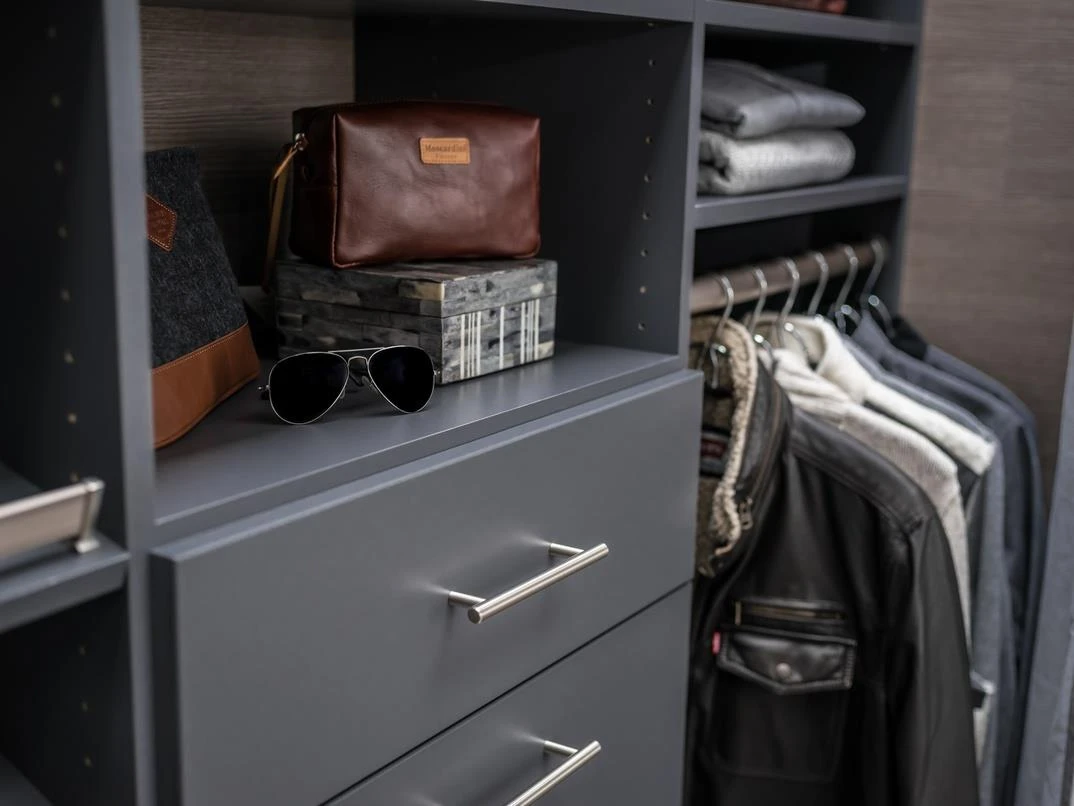 Hur designar man en modern walk in closet?